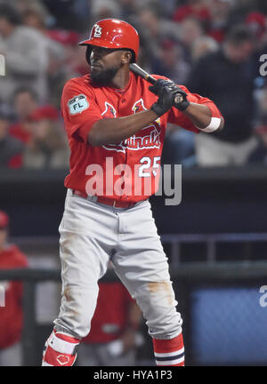 Memphis, TN, USA. 30. März 2017. St. Louis Cardinals Centerfielder bereitet Dexter Fowler für einen Pitch während der vierten Inning von einer Ausstellung Spiel gegen die Memphis Redbirds im AutoZone Park in Memphis, TN. St. Louis gewann 9-3. Austin McAfee/CSM/Alamy Live-Nachrichten Stockfoto