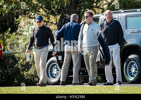 Washington, USA. 2. April 2017. Vereinigte Staaten Senator Rand Paul (Republikanische von Kentucky), links, anschickt, nach der Rückkehr ins Weiße Haus aus eine Runde Golf mit Präsident Trump auf seinem Golfplatz, Trump National in Virginia am 2. April 2017 in Washington, DC zu verlassen. Ein Sprecher des weißen Hauses sagte, dass sie eine Vielzahl von Themen, darunter Gesundheitswesen diskutiert. Bildnachweis: MediaPunch Inc/Alamy Live-Nachrichten Stockfoto