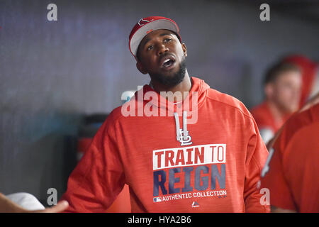 Memphis, TN, USA. 30. März 2017. St. Louis Cardinals Centerfielder sieht Dexter Fowler auf der Anzeigetafel während der achten Inning von einer Ausstellung Spiel gegen die Memphis Redbirds im AutoZone Park in Memphis, TN. St. Louis gewann 9-3. Austin McAfee/CSM/Alamy Live-Nachrichten Stockfoto