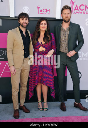 La Las Vegas, USA. 2. April 2017. LAS VEGAS, NV - 2. April 2017: Lady Antebellum - Dave Haywood, Hillary Scott & Charles Kelley an der Academy of Country Music Awards 2017 in der T-Mobile Arena, Las Vegas Bildnachweis: Sarah Stewart/Alamy Live-Nachrichten Stockfoto