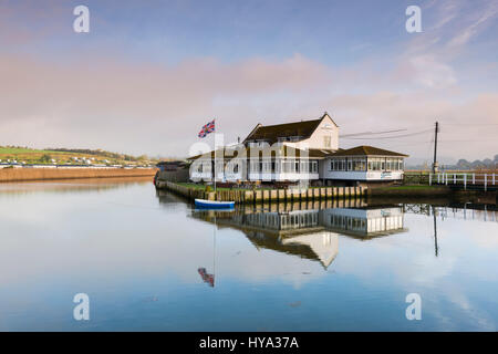 West Bay, Dorset, UK. 3. April 2017. Großbritannien Wetter. Das Riverside Restaurant im Badeort von West Bay auf der Jurassic Küste von Dorset, spiegelt sich in den Gewässern des Flusses Brit an einem nebligen Morgen kurz nach Sonnenaufgang. Bildnachweis: Graham Hunt/Alamy Live-Nachrichten Stockfoto