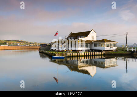 West Bay, Dorset, UK. 3. April 2017. Großbritannien Wetter. Das Riverside Restaurant im Badeort von West Bay auf der Jurassic Küste von Dorset, spiegelt sich in den Gewässern des Flusses Brit an einem nebligen Morgen kurz nach Sonnenaufgang. Bildnachweis: Graham Hunt/Alamy Live-Nachrichten Stockfoto