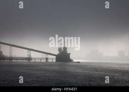 Greenwich, London, UK. 3. April 2017. Dichter Nebel hängt über den Fluss Themse in Greenwich. Thames Barrier. Thames Clipper Reisen in nebligen Zustand. Schlechten Sichtverhältnissen Credit: WansfordPhoto/Alamy Live News Stockfoto