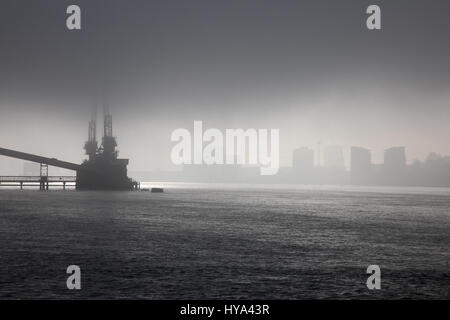 Greenwich, London, UK. 3. April 2017. Dichter Nebel hängt über den Fluss Themse in Greenwich. Thames Barrier. Thames Clipper Reisen in nebligen Zustand. Schlechten Sichtverhältnissen Credit: WansfordPhoto/Alamy Live News Stockfoto