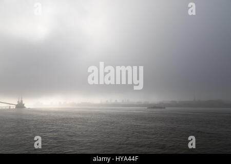 Greenwich, London, UK. 3. April 2017. Dichter Nebel hängt über den Fluss Themse in Greenwich. Thames Barrier. Thames Clipper Reisen in nebligen Zustand. Schlechten Sichtverhältnissen Credit: WansfordPhoto/Alamy Live News Stockfoto