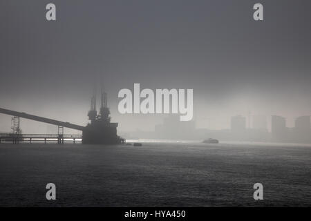 Greenwich, London, UK. 3. April 2017. Dichter Nebel hängt über den Fluss Themse in Greenwich. Thames Barrier. Thames Clipper Reisen in nebligen Zustand. Schlechten Sichtverhältnissen Credit: WansfordPhoto/Alamy Live News Stockfoto