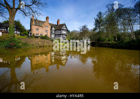 Worsley, UK. 3. April 2017. Herrliche Frühlingssonne Vormittag reflektiert das Packet-Haus auf der Bridgewater Canal, Worsley, Manchester. Bild von Paul Heyes, Montag, 3. April 2017. Stockfoto