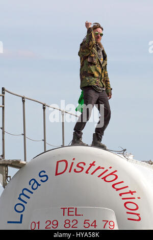 Blackpool, Lancashire, 3. April 2017. Fracking Demonstranten am kleinen Plumpton.  Anti-Fracking Demonstranten hinab der Cuadrilla experimentelle Fracking-Website unter wenig Plumpton in der Nähe von Blackpool.  Eine starker Polizeipräsenz war als einige von denen protestieren gegen den umstrittenen Fracking Prozess kletterte an Bord LKW liefern Ausrüstung.  Bildnachweis: Cernan Elias/Alamy Live-Nachrichten Stockfoto