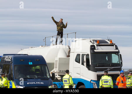 Blackpool, Lancashire, 3. April 2017. Fracking Demonstranten am kleinen Plumpton.  Anti-Fracking Demonstranten hinab der Cuadrilla experimentelle Fracking-Website unter wenig Plumpton in der Nähe von Blackpool.  Eine starker Polizeipräsenz war als einige von denen protestieren gegen den umstrittenen Fracking Prozess kletterte an Bord LKW liefern Ausrüstung.  Bildnachweis: Cernan Elias/Alamy Live-Nachrichten Stockfoto