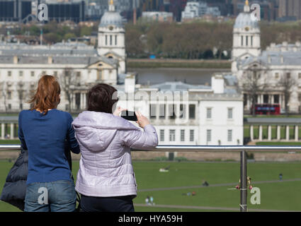 Greenwich, London, Vereinigtes Königreich. 3. April 2017. Sonniges Wetter und warmen Temperaturen haben heute im Greenwich Park genossen. Bildnachweis: Rob Powell/Alamy Live-Nachrichten Stockfoto