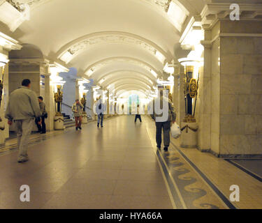 St. Petersburg, Russland - 14. August 2009--*** Datei Foto *** Interieur einer Metro (u-Bahn) station in St. Petersburg, Russland am Freitag, den 14. August 2009.Credit: Ron Sachs/CNP /MediaPunch Stockfoto