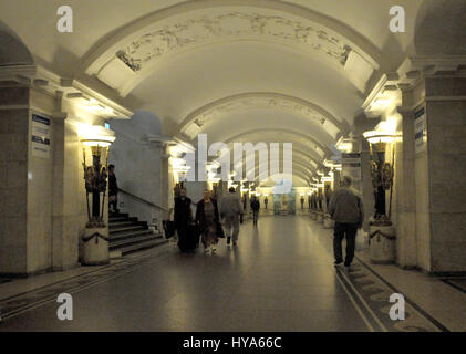 St. Petersburg, Russland - 14. August 2009--*** Datei Foto *** Interieur einer Metro (u-Bahn) station in St. Petersburg, Russland am Freitag, den 14. August 2009.Credit: Ron Sachs/CNP /MediaPunch Stockfoto