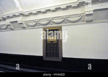 St. Petersburg, Russland - 14. August 2009--*** Datei Foto *** Interieur einer Metro (u-Bahn) Station zeigt der Zug verfolgen Bereich in St. Petersburg, Russland am Freitag, den 14. August, 2009.Credit: Ron Sachs/CNP /MediaPunch Stockfoto