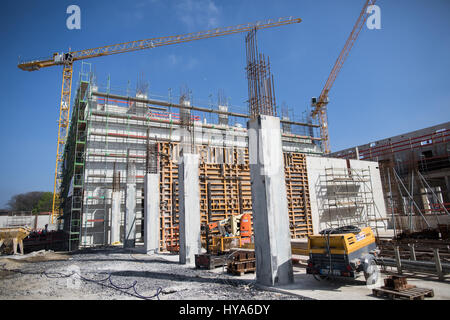 Dortmund, Deutschland. 3. April 2017. Gerüst auf einer Baustelle in Dortmund, Deutschland, 3. April 2017. Der Deutschen Bundesbank feierte es ist Richtfest am Montag für eine neue Niederlassung in Dortmund. Das Gebäude enthält einen speziellen sicheren Super-Tresor für Bargeld unter anderem und öffnet sich auf eine 80 Quadratmeter großes Grundstück an der Bundesstraße 1, Öffnung für 2019 geplant. Foto: Marcel Kusch/Dpa/Alamy Live News Stockfoto