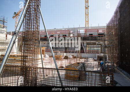 Dortmund, Deutschland. 3. April 2017. Gerüst auf einer Baustelle in Dortmund, Deutschland, 3. April 2017. Der Deutschen Bundesbank feierte es ist Richtfest am Montag für eine neue Niederlassung in Dortmund. Das Gebäude enthält einen speziellen sicheren Super-Tresor für Bargeld unter anderem und öffnet sich auf eine 80 Quadratmeter großes Grundstück an der Bundesstraße 1, Öffnung für 2019 geplant. Foto: Marcel Kusch/Dpa/Alamy Live News Stockfoto