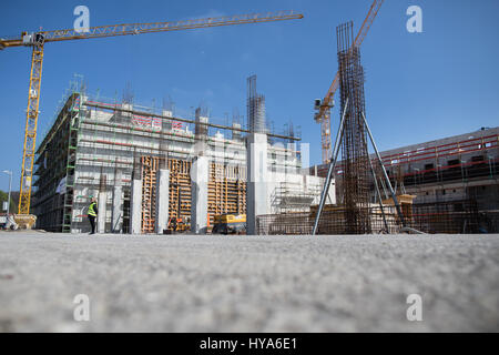 Dortmund, Deutschland. 3. April 2017. Gerüst auf einer Baustelle in Dortmund, Deutschland, 3. April 2017. Der Deutschen Bundesbank feierte es ist Richtfest am Montag für eine neue Niederlassung in Dortmund. Das Gebäude enthält einen speziellen sicheren Super-Tresor für Bargeld unter anderem und öffnet sich auf eine 80 Quadratmeter großes Grundstück an der Bundesstraße 1, Öffnung für 2019 geplant. Foto: Marcel Kusch/Dpa/Alamy Live News Stockfoto