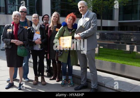 London, UK. 3. April 2017. Neil Finer, Sue Odell und Sian Berry mit Anhängern von Stojan Jankovic, außerhalb der Home-Office, London. Bildnachweis: Jo Syz/Alamy Live-Nachrichten Stockfoto