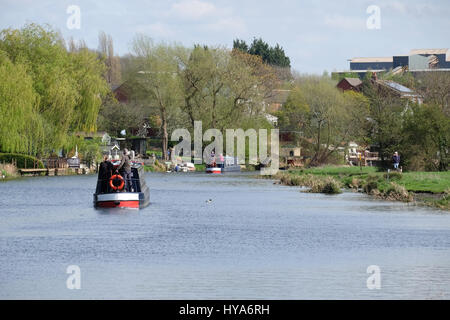 Reisende auf einem Narrowboat am Fluss steigen Stockfoto