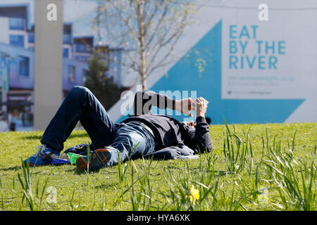 Derby, Großbritannien. 3. April 2017. Mitglieder der Öffentlichkeit genießen Sie eines der wärmsten Tage des Jahres so weit. Warme Aprilwetter, Derby, 3. April 2017. Bildnachweis: Richard Holmes/Alamy Live-Nachrichten Stockfoto