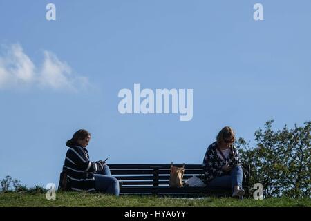 London, UK. 3rd April 2017. Londoners enjoy the sunshine and warm temperature. Credit:claire doherty/Alamy Live News Stockfoto