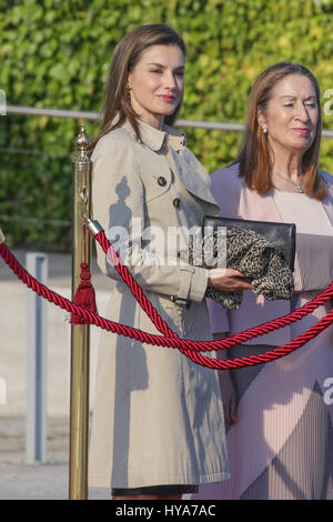 Madrid, Spanien. 3. April 2017. Königin Letizia von Spanien während verlassen Zeremonie am Madrid Flughafen anlässlich der Staat-Reise nach Japan. Madrid am Montag, 3. April 2017 Credit: Gtres Información Más lokalen on-line S.L./Alamy Live News Stockfoto