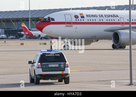 Madrid, Spanien. 3. April 2017. Zeremonie am Madrid Flughafen anlässlich der Staat-Reise nach Japan zu verlassen. Madrid am Montag, 3. April 2017 Credit: Gtres Información Más lokalen on-line S.L./Alamy Live News Stockfoto