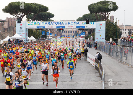 Rom, Italien. 2. April 2017. Rom, Italien - 2. April 2017: die Abfahrt von den Athleten auf der Via dei Fori Imperiali, das Kolosseum auf Hintergrund. Bildnachweis: Polifoto/Alamy Live-Nachrichten Stockfoto