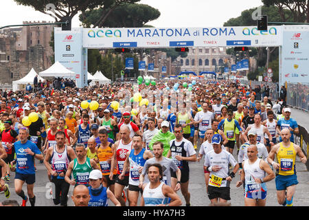 Rom, Italien. 2. April 2017. Rom, Italien - 2. April 2017: die Abfahrt von den Athleten auf der Via dei Fori Imperiali, das Kolosseum auf Hintergrund. Bildnachweis: Polifoto/Alamy Live-Nachrichten Stockfoto