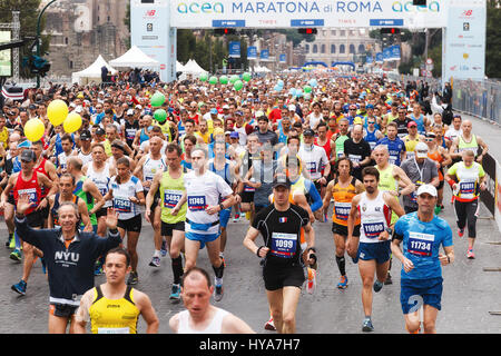 Rom, Italien. 2. April 2017. Rom, Italien - 2. April 2017: die Abfahrt von den Athleten auf der Via dei Fori Imperiali, das Kolosseum auf Hintergrund. Bildnachweis: Polifoto/Alamy Live-Nachrichten Stockfoto