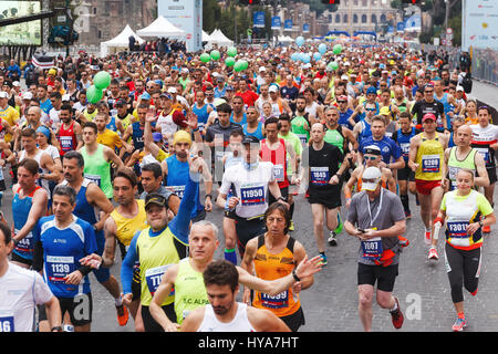 Rom, Italien. 2. April 2017. Rom, Italien - 2. April 2017: die Abfahrt von den Athleten auf der Via dei Fori Imperiali, das Kolosseum auf Hintergrund. Bildnachweis: Polifoto/Alamy Live-Nachrichten Stockfoto