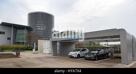 Dresden, Deutschland. 3. April 2017. Zwei Volkswagen e-Golf sind an einer Ladesäule vor der VW-Glaeserne Produktionsstätte in Dresden, Deutschland, 3. April 2017 beladen. Am selben Tag beginnen neue e-Mobilität in öffentlichen und solarbetriebene Tankstellen Operationen. Vier Elektroautos werden gleichzeitig in der Lage, ihre Batterien hier kostenlos für ein Jahr kostenlos. Foto: Arno Burgi/Dpa-Zentralbild/Dpa/Alamy Live-Nachrichten Stockfoto