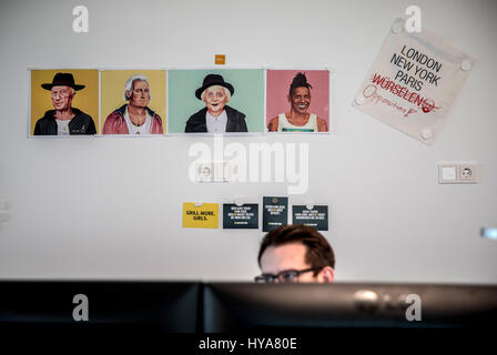 Berlin, Deutschland. 3. April 2017. Angestellter bei der deutschen Christlich Demokratische Union (CDU) Partei Wahl Wahlkampf-Hauptquartier in Berlin, Deutschland, 3. April 2017. Foto: Michael Kappeler/Dpa/Alamy Live News Stockfoto