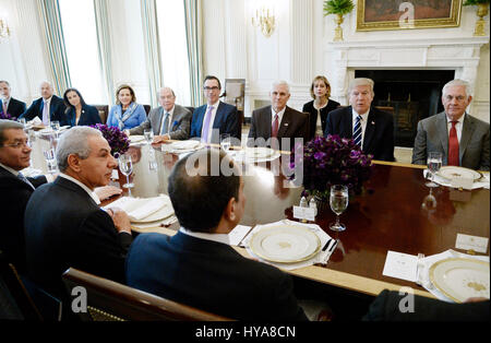 US-Präsident Donald Trump flankiert von Secretary of State Rex Tillerson (R) und Vice President Mike Pence (L) spricht als Präsident Abdel Fattah Al Sisi von Ägypten während eines Arbeitsessens im Speisesaal von White House in Washington, DC, 3. April 2017 auf der anderen Seite des Tisches sitzt. Bildnachweis: Olivier Douliery/Pool über CNP /MediaPunch Stockfoto