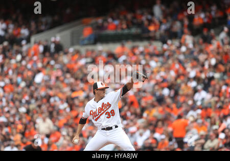 Baltimore, Maryland, USA. 3. April 2017. Baltimore Orioles Krug Kevin Gausman (39) liefert zu einem Toronto Blue Jays Teig im Oriole Park at Camden Yards in Baltimore, MD am 3. April 2017. Foto / Mike Buscher/Cal Sport Media Credit: Cal Sport Media/Alamy Live-Nachrichten Stockfoto