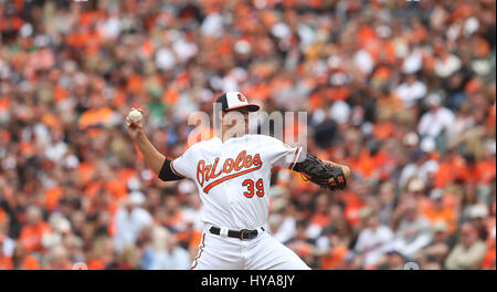 Baltimore, Maryland, USA. 3. April 2017. Baltimore Orioles Krug Kevin Gausman (39) liefert zu einem Toronto Blue Jays Teig im Oriole Park at Camden Yards in Baltimore, MD am 3. April 2017. Foto / Mike Buscher/Cal Sport Media Credit: Cal Sport Media/Alamy Live-Nachrichten Stockfoto