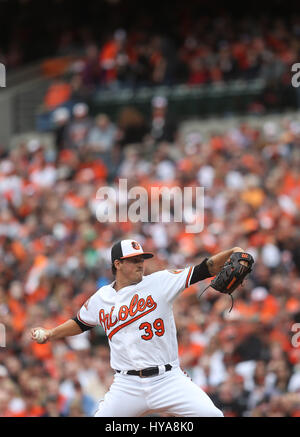 Baltimore, Maryland, USA. 3. April 2017. Baltimore Orioles Krug Kevin Gausman (39) liefert zu einem Toronto Blue Jays Teig im Oriole Park at Camden Yards in Baltimore, MD am 3. April 2017. Foto / Mike Buscher/Cal Sport Media Credit: Cal Sport Media/Alamy Live-Nachrichten Stockfoto