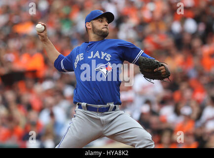 Baltimore, Maryland, USA. 3. April 2017. Toronto Blue Jays Krug Marco Estrada (25) liefert zu einem Baltimore Orioles Teig im Oriole Park at Camden Yards in Baltimore, MD am 3. April 2017. Foto / Mike Buscher/Cal Sport Media Credit: Cal Sport Media/Alamy Live-Nachrichten Stockfoto