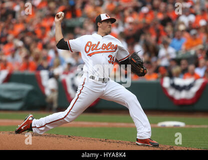 Baltimore, Maryland, USA. 3. April 2017. Baltimore Orioles Krug Kevin Gausman (39) liefert zu einem Toronto Blue Jays Teig im Oriole Park at Camden Yards in Baltimore, MD am 3. April 2017. Foto / Mike Buscher/Cal Sport Media Credit: Cal Sport Media/Alamy Live-Nachrichten Stockfoto