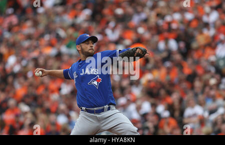 Baltimore, Maryland, USA. 3. April 2017. Toronto Blue Jays Krug Marco Estrada (25) liefert zu einem Baltimore Orioles Teig im Oriole Park at Camden Yards in Baltimore, MD am 3. April 2017. Foto / Mike Buscher/Cal Sport Media Credit: Cal Sport Media/Alamy Live-Nachrichten Stockfoto