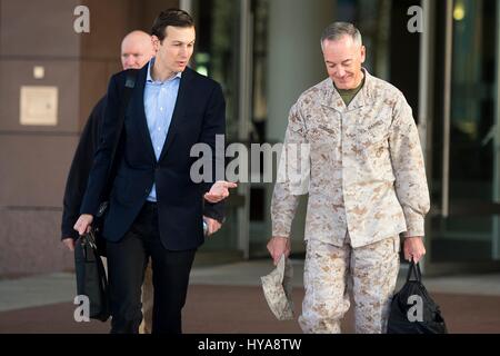 Kaiserslautern, Deutschland. 3. April 2017. US Joint Chiefs Of Staff Vorsitzende General Joseph Dunford geht mit Jared Kushner, Senior Advisor und Schwiegersohn zu Präsident Trump, vor der Abreise Ramstein Air Base nach einem Besuch im Irak 3. April 2017 in Kaiserslautern, Rheinland-Pfalz, Deutschland. Bildnachweis: Planetpix/Alamy Live-Nachrichten Stockfoto