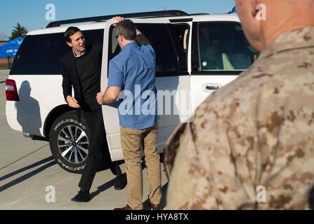 Kaiserslautern, Deutschland. 2. April 2017. Jared Kushner, Senior Advisor und Schwiegersohn Präsident Trump, Schritte aus seinem Wagen vor dem Abflug Ramstein Air Base für eine Reise in den Irak 3. April 2017 in Kaiserslautern, Rheinland-Pfalz, Deutschland. Bildnachweis: Planetpix/Alamy Live-Nachrichten Stockfoto
