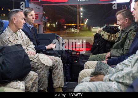 Kaiserslautern, Deutschland. 2. April 2017. US Joint Chiefs Of Staff Vorsitzende General Joseph Dunford, links, und Jared Kushner, Senior Advisor und Schwiegersohn Präsident Trump Chat mit Air Force General Tod Wolters, Commander, US Air Forces in Europa und Afrika, mit dem Bus nach der Ankunft auf der Ramstein Air Base für eine Reise in den Irak 3. April 2017 in Kaiserslautern, Rheinland-Pfalz, Deutschland. Bildnachweis: Planetpix/Alamy Live-Nachrichten Stockfoto