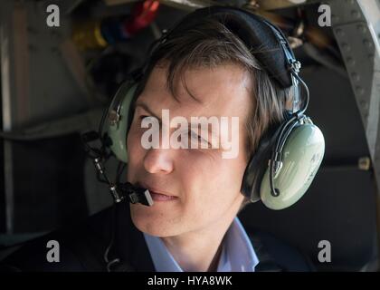 Bagdad, Irak. 3. April 2017. Jared Kushner, Senior Advisor und Schwiegersohn Präsident Trump, hört US Joint Chief Of Staff Vorsitzende General Joseph Dunford während Hubschrauber an Bord ein CH-47 bei der Ankunft in den Irak 3. April 2017 in Bagdad, Irak. Bildnachweis: Planetpix/Alamy Live-Nachrichten Stockfoto