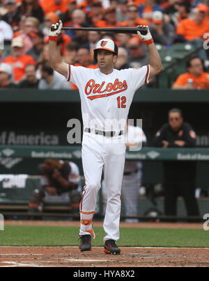 Baltimore, Maryland, USA. 3. April 2017. Baltimore Orioles RF Seth Smith (12) at bat während eines Spiels gegen die Toronto Blue Jays im Oriole Park at Camden Yards in Baltimore, MD am 3. April 2017. Foto / Mike Buscher/Cal Sport Media Credit: Cal Sport Media/Alamy Live-Nachrichten Stockfoto