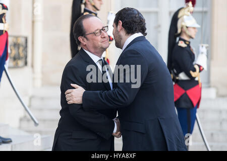Paris, Frankreich. 3. April 2017. Französische Präsident Francois Hollande (L) begrüßt libanesische Ministerpräsident Saad Hariri im Elysee-Palast in Paris, Frankreich, bei der 3. April 2017. Der französische Präsident Francois Hollande und Besuch libanesische Ministerpräsident Saad Hariri Gespräche auf die anhaltende Krise in Syrien hier am Montag, den diplomatischen Quellen zufolge. Bildnachweis: Hubert Lechat/Xinhua/Alamy Live-Nachrichten Stockfoto