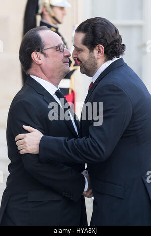 Paris, Frankreich. 3. April 2017. Französische Präsident Francois Hollande (L) begrüßt libanesische Ministerpräsident Saad Hariri im Elysee-Palast in Paris, Frankreich, bei der 3. April 2017. Der französische Präsident Francois Hollande und Besuch libanesische Ministerpräsident Saad Hariri Gespräche auf die anhaltende Krise in Syrien hier am Montag, den diplomatischen Quellen zufolge. Bildnachweis: Hubert Lechat/Xinhua/Alamy Live-Nachrichten Stockfoto