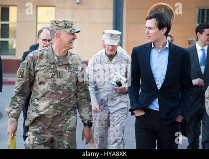 Bagdad, Irak. 3. April 2017. Betrieb innewohnende lösen Kommandeur Generalleutnant Stephen Townsend, links, Spaziergänge mit Jared Kushner, Senior Advisor und Schwiegersohn, Präsident Trump, bei der Ankunft in den Irak 3. April 2017 in Bagdad, Irak. Bildnachweis: Planetpix/Alamy Live-Nachrichten Stockfoto