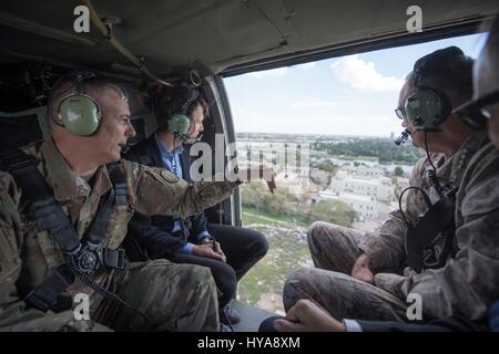 Bagdad, Irak. 3. April 2017. Betrieb innewohnende lösen Kommandeur Generalleutnant Stephen Townsend, links, weist darauf hin Sehenswürdigkeiten zu Jared Kushner, Senior Advisor und Schwiegersohn Präsident Trump, Center und U.S. Joint Chiefs Chairman General Joseph Dunford Aktien während Hubschrauber an Bord ein CH-47 bei der Ankunft in den Irak 3. April 2017 in Bagdad, Irak. Bildnachweis: Planetpix/Alamy Live-Nachrichten Stockfoto