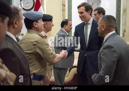 Bagdad, Irak. 3. April 2017. Jared Kushner, Senior Advisor und Schwiegersohn Präsident Trump wird begrüßt von Sicherheitsbeamten vor einem Treffen mit irakischen Minister für Verteidigung Erfan al-Hiyali an das Ministry of Defense 3. April 2017 in Bagdad, Irak. Bildnachweis: Planetpix/Alamy Live-Nachrichten Stockfoto