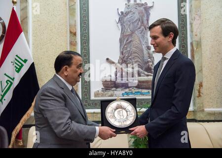 Bagdad, Irak. 3. April 2017. Jared Kushner, Senior Advisor und Schwiegersohn Präsident Trump, erhält ein Geschenk von irakischen Minister für Verteidigung Erfan al-Hiyali vor einem bilateralen Treffen an das Ministry of Defense 3. April 2017 in Bagdad, Irak. Bildnachweis: Planetpix/Alamy Live-Nachrichten Stockfoto